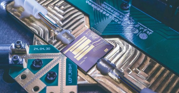 6G full‑spectrum photonic chip achieves 100 Gbps
